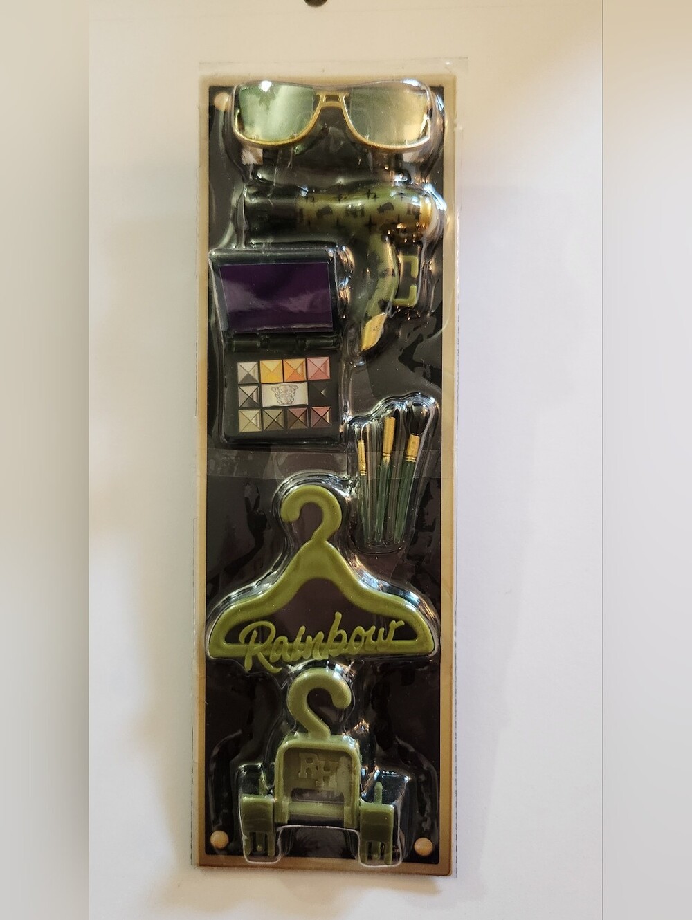RAINBOW HIGH ACCESSORY LOT #1 CAMO Cosmetics Brushes 2 Hangers Hairdryer Glasses